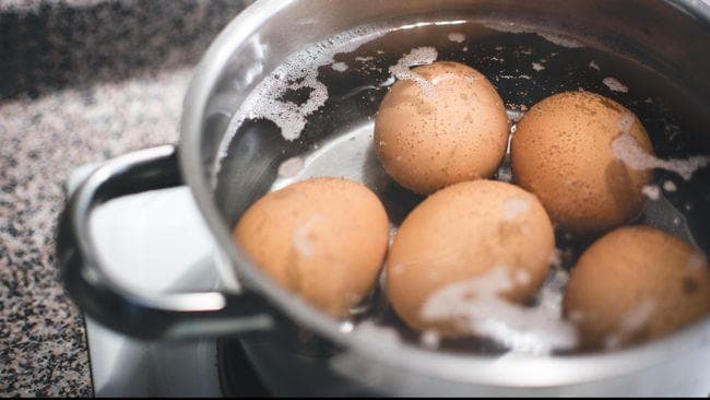 Endog abang merupakan telur rebus yang diberi pewarna makanan berwarna merah. (FoodiesFeed/Jakub Kapusnak via CNN)