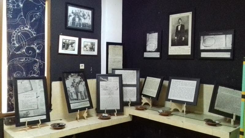 Beberapa koleksi foto-foto perjalanan hidup Haji Samanhudi di Museum Samanhudi. (Kelurahan Sondakan Surakarta)