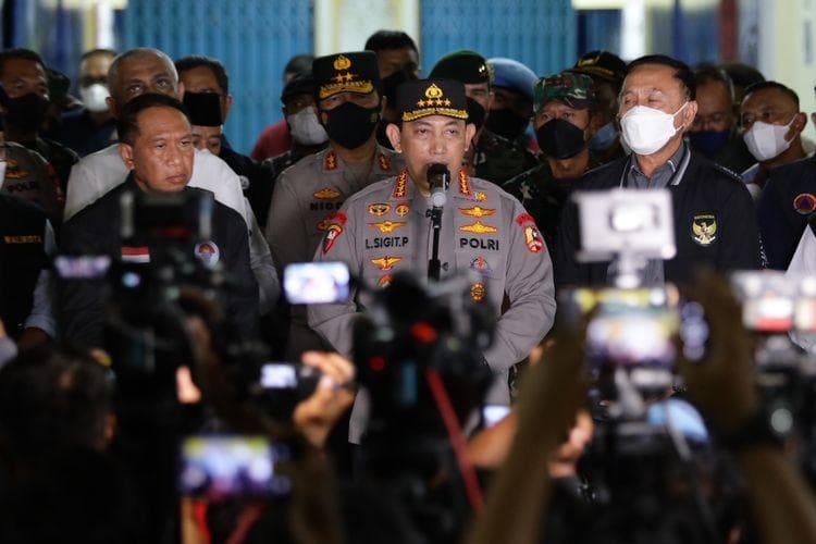 Kapolri Listyo Sigit Prabowo mengumumkan enam tersangka Tragedi Kanjuruhan. (Kompas/Suci Rahayu)