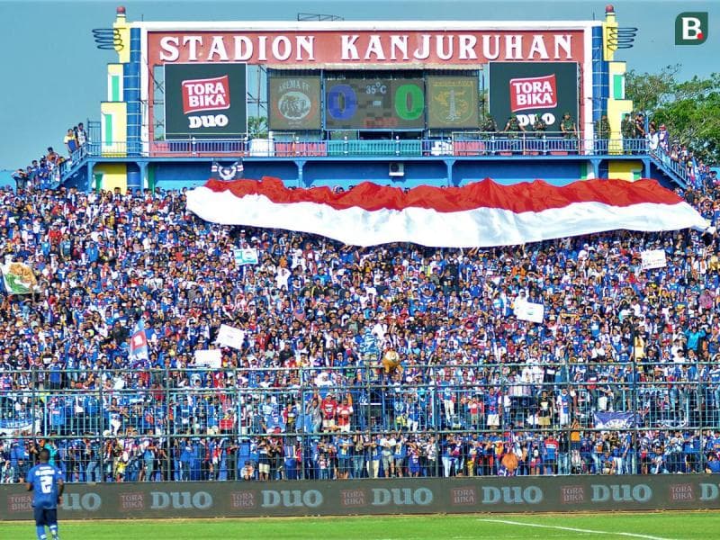 Stadion Kanjuruhan Malang masih jauh dari stadion yang menjadi standar FIFA. (Bola/Iwan Setiawan)