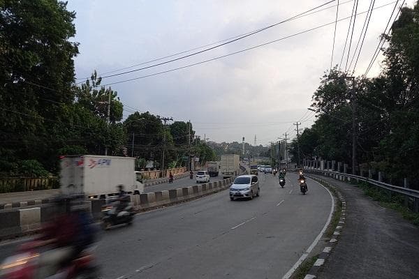 Jalan Raya Tugu yang dianggap angker pengendara karena kerap terjadi kecelakaan. (Solopos/Adhik Kurniawan)