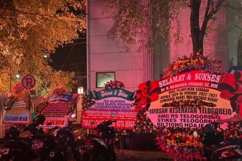 Karangan bunga ucapan selamat berjajar di Gedung Balaikota Semarang sejak Minggu (9/10/2022). (Antara/IC Senjaya)