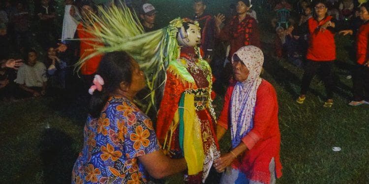 Ritual cowongan diiringi oleh tembang-tembang Jawa yang berisi doa. (Suara Banyumas)