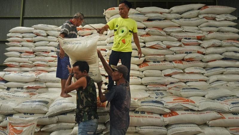 Di Indonesia, stok beras relatif aman sehingga diperkirakan sudah swasembada dalam tiga tahun. (Antara/Asep Fathulrahman)