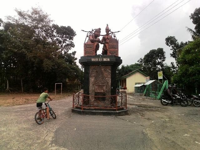 Monumen Sate Tongseng yang ada di Klego, Boyolali. (Swaragama FM)