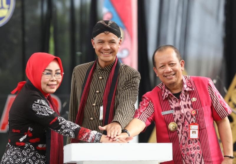 Gubernur Jateng Ganjar Pranowo dan Bupati Grobogan Sri Sumarni meresmikan MPP Srikandi Kabupaten Grobogan. (Jatengprov)
