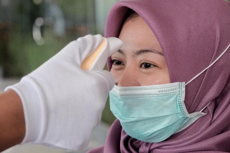 Pengecekan suhu tubuh dilakukan di banyak tempat saat wabah virus corona melanda Indonesia. (airmagz.com)