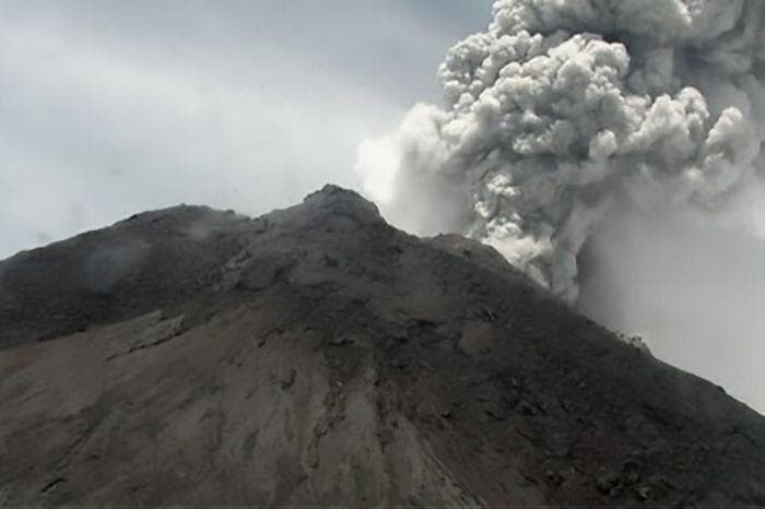 Ilustrasi: Dengan masih tingginya aktivitas vulkanik Gunung Merapi, BPPTKG masih mempertahankan pada status Siaga atau Level III. (AFP/BPBN)