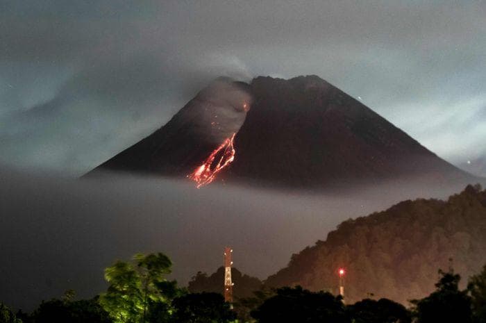 Ilustrasi: Balai Penyelidikan dan Pengembangan Teknologi Kebencanaan Geologi (BPPTKG) Yogyakarta mencatat terjadi 7 kali guguran lava dari puncak gunung. (AFP/Agung Supriyanto)