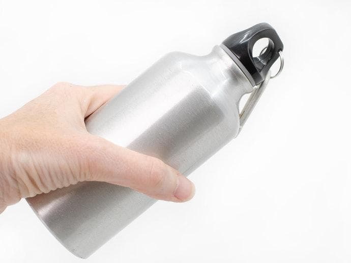 Botol air minum stainless steel dapat menjaga air panas tetap panas dan air dingin tetap dingin. (via my best)