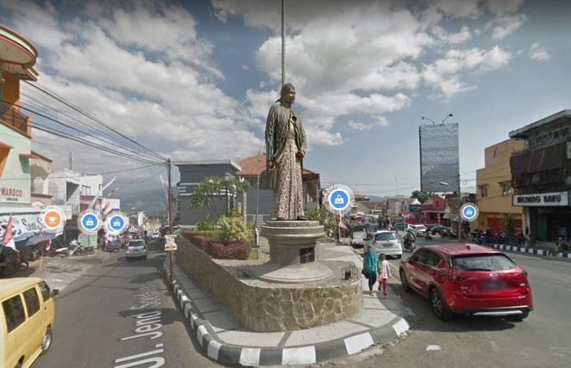 Patung dr Cipto ada di Pertigaan Tugu Jam Pasar Gambok, Ambarawa. (Google Street View)