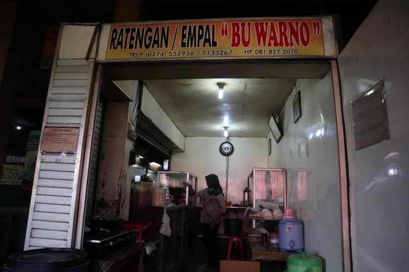 Warung Sego Empal Bu Warno yang tersembunyi di dalam Pasar Beringharjo. (Twitter/Jogja Update -&nbsp;vordekok)