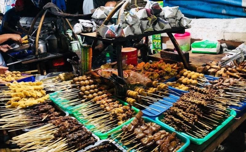 Pelbagai menu nasi dan satai yang ditawarkan di Angkringan Lik Man, Yogyakarta. (Instagram @dhasjourney)