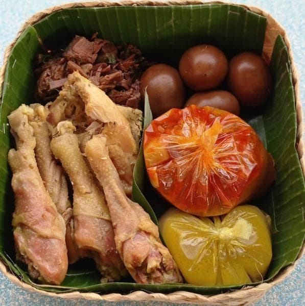 Berbagai macam lauk pilihan di warung nasi gudeg milik Mbok Benik. (Instagram/Gudeg Mbok Benik)<br>