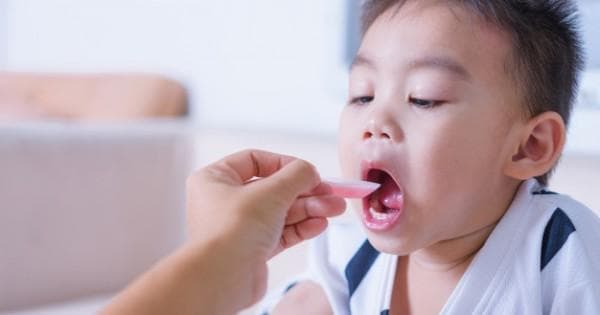Ibuprofen bisa dijadikan alternatif penurun demam anak. (Freepik/Atlascompany via Kumparan)