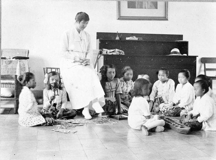 <i>Nona Avelingh dan siswi-siswanya di Kartini School yang ada di Bogor. (Tropen Museum)</i><br>
