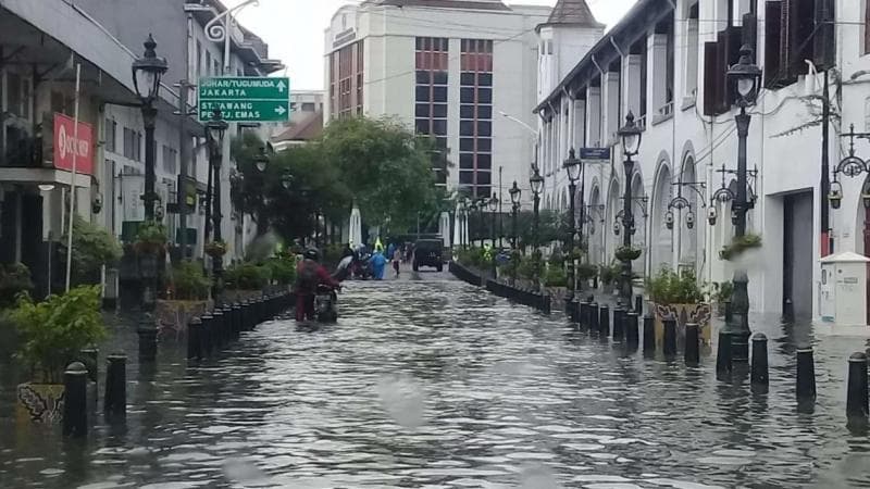 Ilustrasi: Beberapa kawasan di Kota Semarang tergenang banjir sehingga menghambat aktivitas warga. (Viva/Teguh Joko Sutrisno)