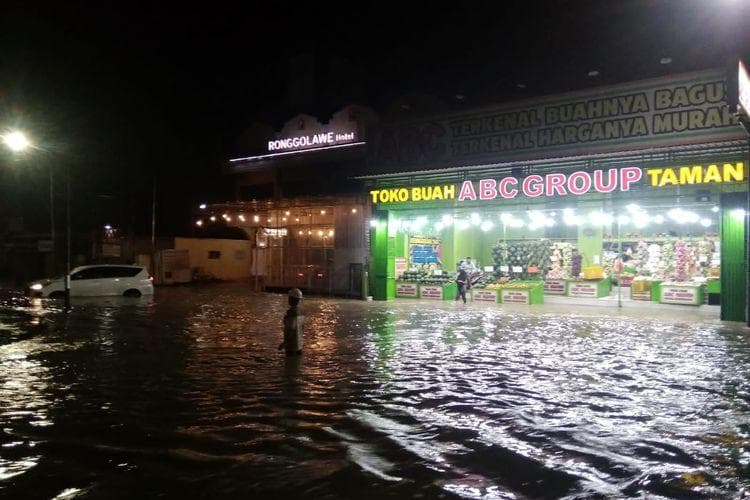 Kondisi di kawasan Cepu, Kabupaten Blora yang terendam banjir pascahujan deras Rabu (19/10/2022). (Fajar)