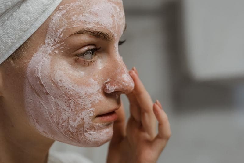 Eksfoliasi wajah merupakan perawatan kulit yang dilakukan untuk mengangkat sel-sel kulit mati dan kotoran yang menempel di permukaan kulit. (Pexels)