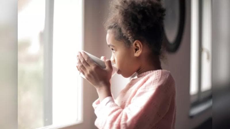 Anak-anak di bawah usia 12 tahun nggak boleh minum kopi, teh, soda, dan minuman berenergi yang mengandung kafein. (Shutterstock)
