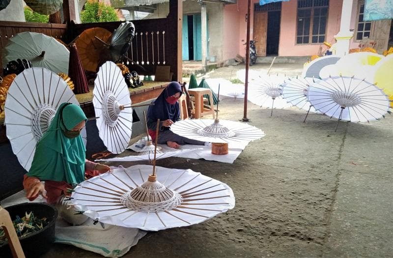 Produksi payung lukis Juwiring di Klaten. (Visitjawatengah)