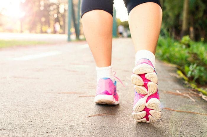 Jalan kaki adalah salah satu olahraga yang tepat untuk perempuan karena membuat lancar sirkulasi udara. (Pexels/Daniel Reche)