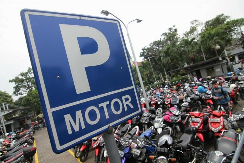 Ilustrasi: Walikota Solo Gibran Rakabuming Raka telah berkomitmen bakal memberikan sanksi bagi juru parkir nakal yang kedapatan memasang tarif di atas normal. (MI/Arya Manggala)