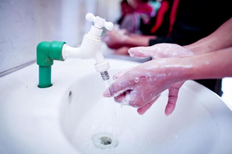 Selalu cuci tangan setelah melakukan aktivitas agar terhindar dari penyakit leptospirosis! (Unicef)