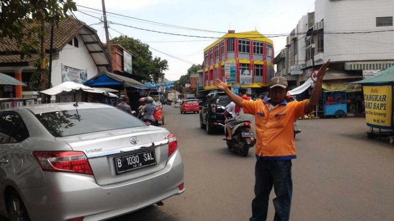 Profesi juru parkir mulai populer di Jakarta sejak 1950-an.&nbsp;(Liliyuliadi)