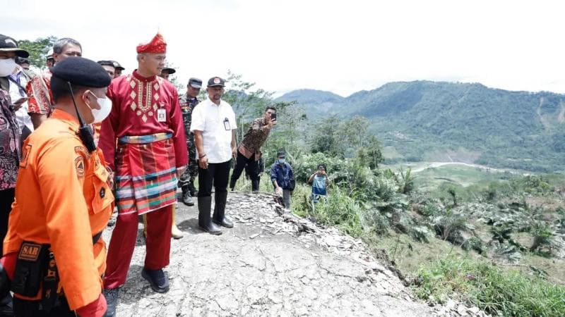 Gubernur Jawa Tengah Ganjar Pranowo meninjau lokasi bencana tanah bergerak di Desa Suwidak, Kecamatan Wanayasa, Banjarnegara. (Jatengprov)