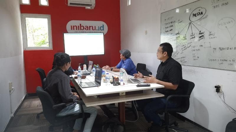 Proses mentoring pengembangan media digital di kantor redaksi Inibaru.id bersama Agoez Perdana. (Inibaru.id/ Siti Khatijah)