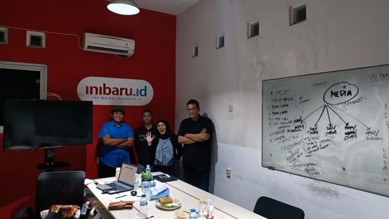 Mentoring pengembangan media digital di kantor redaksi Inibaru.id bersama Agoez Perdana. (Inibaru.id/ Siti Khatijah)
