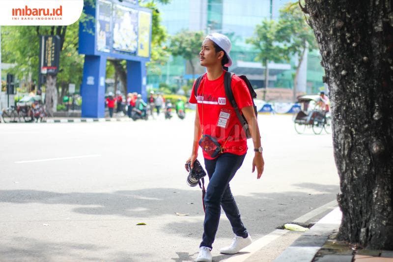 Salah seorang peserta Canon Semarang Photo Marathon 2022 sedang mencari objek untuk difoto. (Inibaru.id/Triawanda Tirta Aditya)