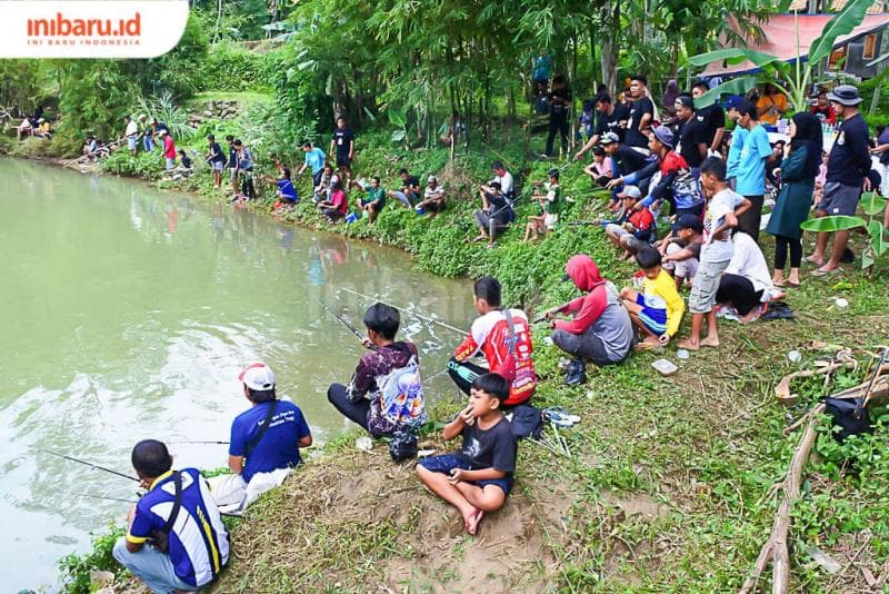 Lomba memancing yang diikuti oleh warga sekitar adalah salah satu acara yang diadakan dalam Kendal Novel Award. (Inibaru.id/ Siti Khatijah)