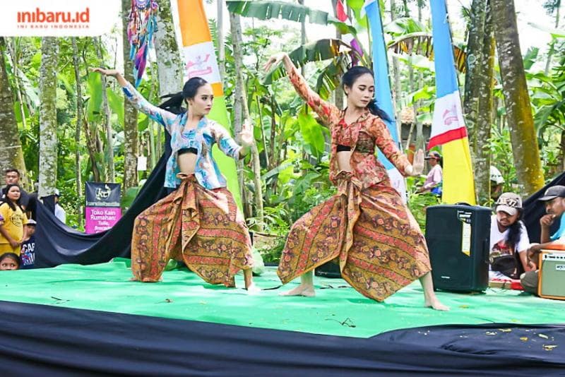 Sajian tari persembahan dari Sanggar Nyi Pandansari menambah kemeriahan Kendal Novel Award. (Inibaru.id/ Siti Khatijah)