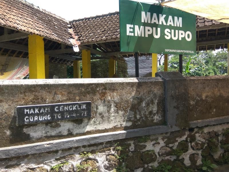 Papan nama di makam Empu Supo. (Seseratan.blogspot)