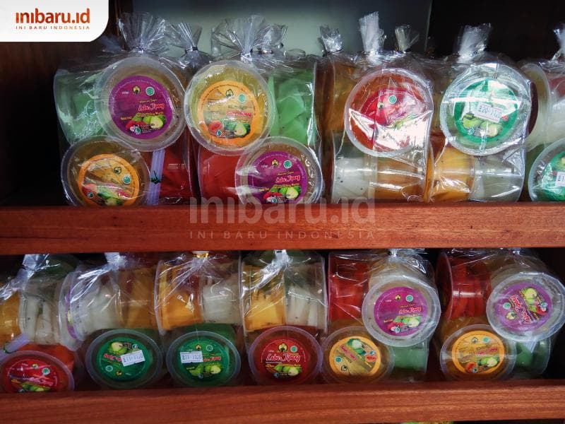 Produk manisan yang dijual di toko oleh-oleh depan rumahnya.  (Inibaru.id/ Rafida Azzundhani)