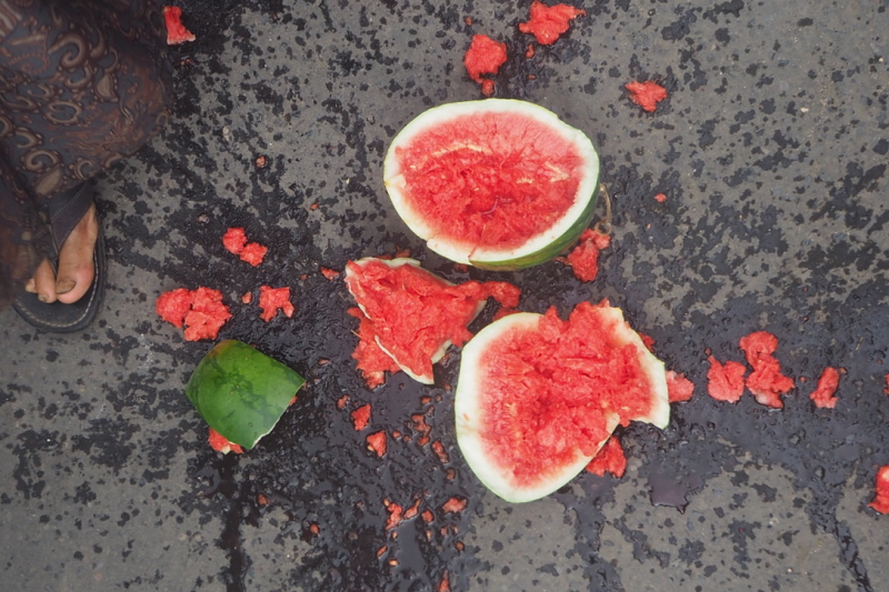 Membanting semangka sampai pecah pada tradisi permakaman yang dilakukan masyarakat Tionghoa. (Bale Bengong)