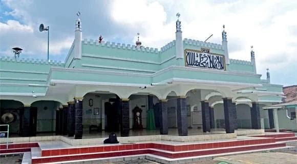 Bentuk bangunan Masjid Jami Wali Al-Ma'mur. (Kudus Daily)