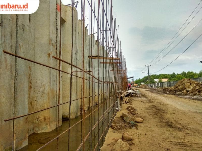 Pemerintah Provinsi Jawa Tengah membangun tanggul setinggi 3 meter di wilayah Panjang Baru, Kota Pekalongan, untuk mencegah rob masuk permukiman warga. (Inibaru.id/ Galih PL)&nbsp;