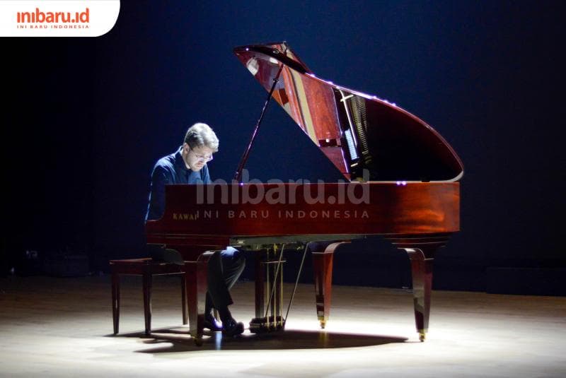 Penampilan David Voncken yang mengibur dalam resital piano musik klasik di Semarang akhir pekan lalu. (Inibaru.id/ Kharisma Ghana Tawakal)