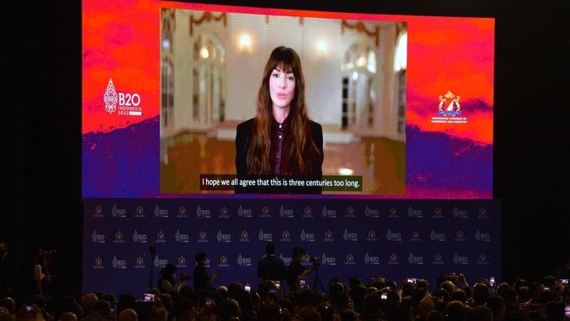 Anne Hathaway berbicara secara virtual di hadapan para peserta B20 Summit Indonesia 2022 di BNDCC, Nusa Dua, Kabupaten Badung, Bali, Senin (14/11/2022). (Antara/Aditya Pradana Putra via Detik)