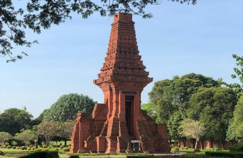 Candi Bajang Ratu, bangunan peninggalan Kerajaan Majapahit. (Instagram/Izzulatuconsina)