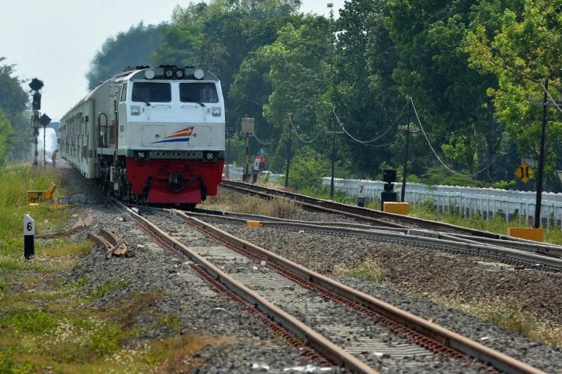 Menyambut datangnya liburan Nataru tahun ini, PT Kereta Api Indonesia (KAI) menambahkan jumlah perjalanan kereta api. (MI/Antara/Syaiful Arif)