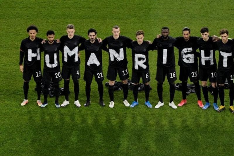 Para pemain sepak bola melakukan protes pelanggaran Hak Asasi Manusia. (VOI/Antara)