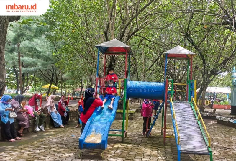 Salah satu fasilitas permainan anak-anak di lokawisata Pantai Cahaya, Sendang Sikucing, Kabupaten Kendal. (Inibaru.id/ Fitroh Nurikhsan)