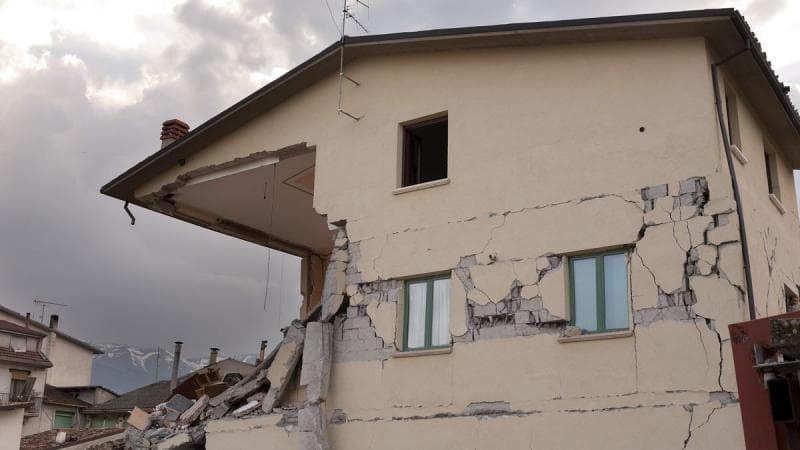Ilustrasi: Konstruksi rumah yang nggak didesain sebagai hunian tahan gempa akan mengalami kerusakan saat guncangan terjadi. (Pixabay/Angelo Giordano)