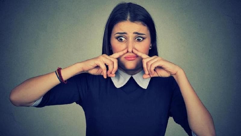Kamu harus berhati-hati saat memberikan kritik ke rekan kerja yang memiliki masalah bau badan. (iStock)