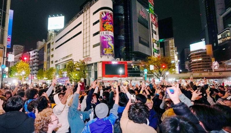 Masyarakat Jepang merayakan kemenangan atas Jerman di Shibuya Crossing. (AP/Kyodo News)