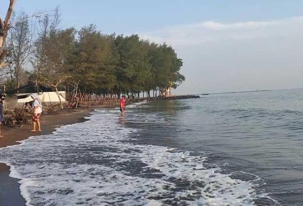 Pantai Slamaran, konon di sinilah pusat kerajaan Dewi Lanjar. (instagram.com/bowoady via idntrip)